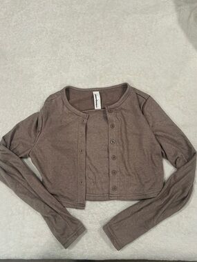 Missguided + Cropped Button-Front Long Sleeve Top in Taupe